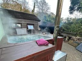 The hot tub by the waterfall - Isle of Man, viešbutis šeimai 