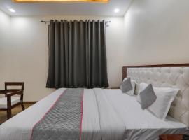 Townhouse Hotel Trijal Inn, hotel na may parking sa Lucknow