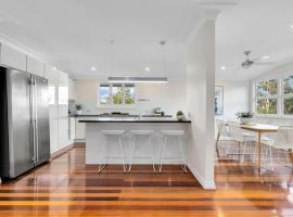 Elegant Villa Near Shopping Mall, hotel v destinaci Jindalee