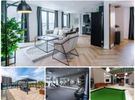 Luxury City Central Apartment. Roof Terrace, Gym, Cinema room + Games Area