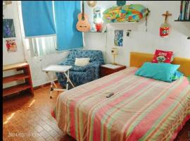 Habitación Amueb con AA, WiFi, dentro de residencia en Costa Azul atras del BabyO cerca de la playa y de la Costera, habitación en casa particular en Acapulco