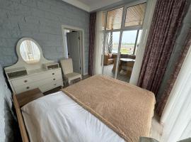 Уютный коттедж "PARIS", 30м от пляжа! 3 спальни, терраса и летняя кухня!, casa rústica em Chok-Tal