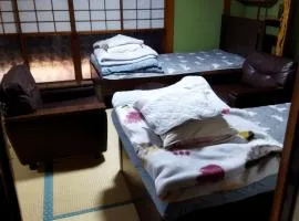 Private Room in Japanese Vintage House 民家の一室 2 Beds, Smoke Free, Free Parking Good to Travel for Tashiro Cats Island no1