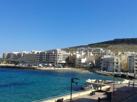 Attard Seafront Apartment 2 in Marsalforn, ξενοδοχείο σε Żebbuġ