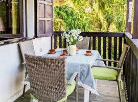 Różany Ogród - dom pod lasem, z widokiem na jezioro i kominkiem, rowery, łódka, rowerek wodny, hotel a Przezmark