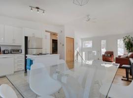 Cozy home with hot tub near airport, hotellia, jossa on porealtaita Quebeciss&auml;