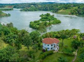 Nile Retreat - Luxury 4 Bedroom Villa in Jinja, hytte i Jinja