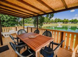 Lake View Mobile Homes with Thermal Riviera Tickets in Terme Čatež، مكان تخييم فخم في كاتيز أوب سافي