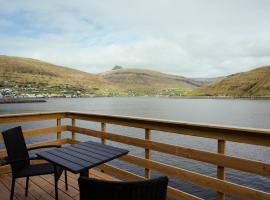 Luxurious Waterfront Retreat - Spectacular Views, hotel in Vestmanna