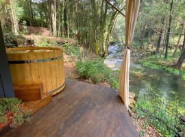 Wild Glamping Portugal with hot tub to relax in Viana do Castelo، خيمة فخمة في فيانا دو كاستيلو