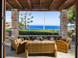Villa Mirsini, a 3 minute walk from 2 beaches, hotel with parking in Ioulis