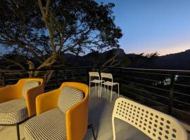 Ridge House for 4-10 PAX, holiday home in Mount Ābu