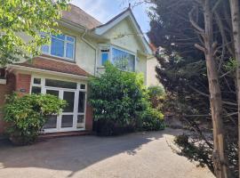 Rooms to stay in beautiful house in sunny Bournemouth, homestay di Bournemouth