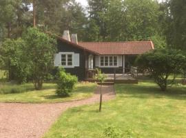 Schönes Ferienhaus in Mönsterås mit Garten, Terrasse und Grill, stuga i Mönsterås