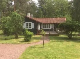 Schönes Ferienhaus in Mönsterås mit Garten, Terrasse und Grill