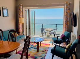 Seascape - 2 bedroom flat with panoramic sea views, hotel in Hollington