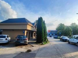 Parrot district apartments, apartman u gradu Nove Zamki