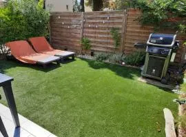 T2 avec jardin et terrasse au pied du mont Saint Martin à 400m du port