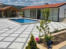 Beautiful 5 Bed Villa with a Pool, ваканционна къща в Strumyani