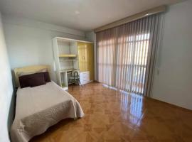 quarto em curitiba, guest house in Curitiba