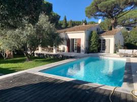 Maison piscine proche St Tropez, villa em Gassin