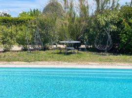 Villa -piscine - calme - proche d'Uzes, hotel in Blauzac