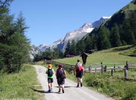 Chalet Klassik - 2SZ by Interhome, tradicionalna kućica u gradu 'Kals am Großglockner'