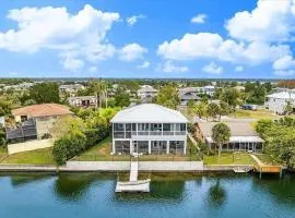 Newly Remodeled Gulf Canal Home With Floating Dock and Kayaks
