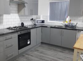 Two Bedroom Apartment at Oldbury with side road parking, hotel em Oldbury