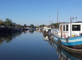 Nuit insolite dans une péniche hollandaise, boat in Aigues-Mortes