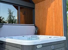 New! Sniegi design cabin with sauna and jacuzzi, cottage in Madona