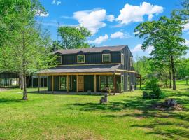 Tranquil Country Escape 4 Bedrooms Pond Firepit, hotel in Greenville