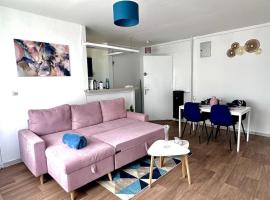 Bel appartement, chambre et salon à Metz centre: Metz'de bir otel