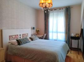 3 Bed Flat - Sleeps 6 - Pool - Garden - Parking, hotel i Vilagarcia de Arousa