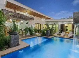 Luxury Retreat Villa private Pool & BBQ by SPCR