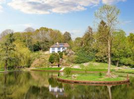 Inviting 5-Bed House with fishing lake in Devizes, hotel v destinaci Devizes