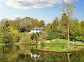 Inviting 5-Bed House with fishing lake in Devizes