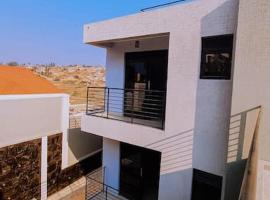 Luxury Home with a Rooftop View - Entire House, hytte i Kigali