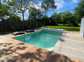 Gîte, piscine privative chauffée, hotel in Benon