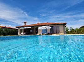 Private Villa 102 with heated pool in BlackSeaRama, hotelli kohteessa Balchik