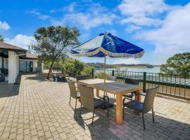 Lakeside Living at its Finest Bar Jacuzzi, cottage in Fort Worth