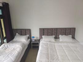 Hotel om shivay shubham guest house، بيت ضيافة في Gupta Kāshi