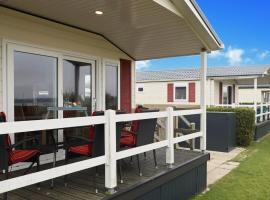 Ferienhaus Ostseechalet Strandmuschel Gelting: Gelting şehrinde bir otel