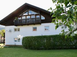 Gemütliche Ferienwohnung mit sonniger Terrasse und Garten، فندق في Pflach