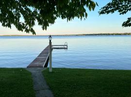The Hygge Hideaway, hotel in Carp Lake