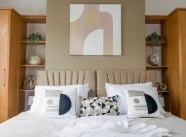 Heart of Saltburn, Free Parking, Family Stays, Contractors - Scandi