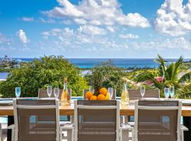 Villa Eskarcel, vue mer sur Orient Bay, piscine chauffée, très spacieuse, hotel in Saint Martin