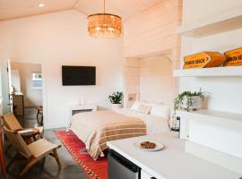 Longboard Studio and Funboard Room includes King Bed and Kitchenette plus King Murphy and Mini Kitchenette, căn hộ ở Stinson Beach