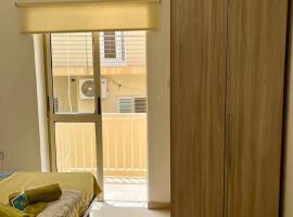 Spacious room , in shared house perfect location, hotel di Is-Swieqi
