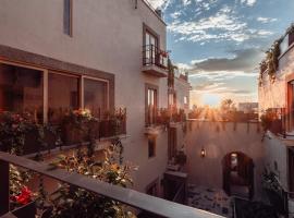 Le Cottage San Miguel de Allende, Modern Luxury in Centro with Pool & Jacuzzi, hotel i San Miguel de Allende